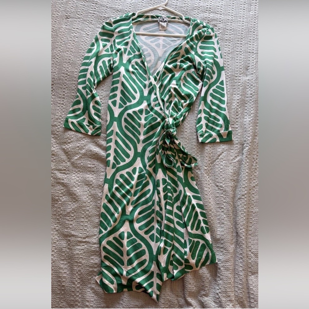 Authentic vintage Diane Von Furstenberg Silk Wrap Dress. Size 10. 100% silk!